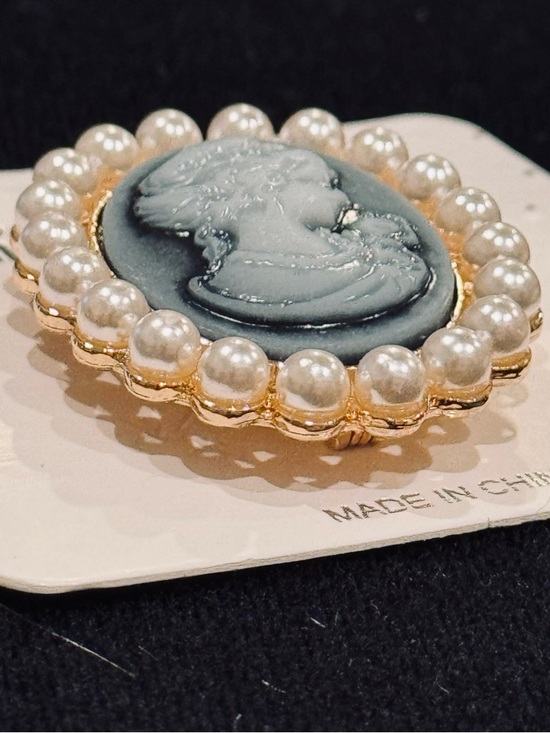 Vintage-Style Victorian Blue Cameo Brooch - Pearl NWT - Picture 4 of 8